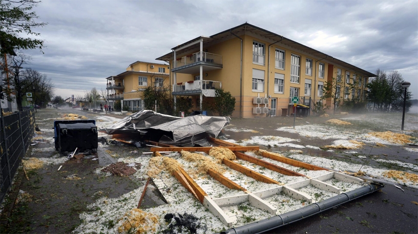 Almanya fırtınanın etkisi altında: Evlerin çatısı uçtu, yollar kapandı