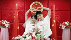 Çin'de evlenen çiftlere para ödülü