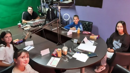 Başarılı öğrencilerini Gümülcine gezisi ve radyo programı ile ödüllendirdi