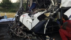 Otobüs iki otomobille çarpıştı: 4 ölü, onlarca yaralı