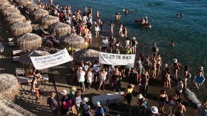 Yunanistan'da sahilleri geri almak isteyen 'plaj havlusu isyanı' hakkında ne biliniyor?