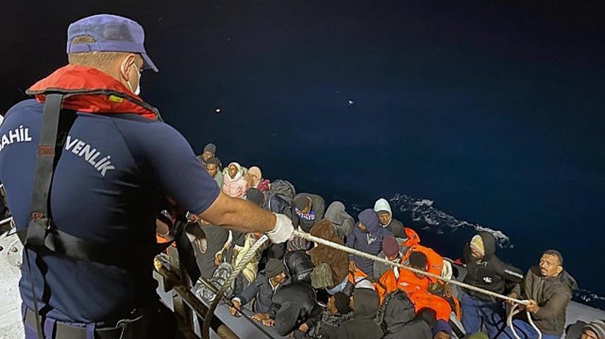 Yunanistan’dan Türk kara sularına itilen 180 düzensiz göçmen kurtarıldı