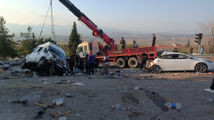 Freni patlayan kamyon kırmızı ışıktaki araçlara çarptı: 6 ölü, 16 yaralı