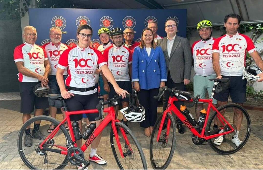 Ankara'ya pedal çeviren Türk bisikletçiler grubu Gümülcine'de mola verdi