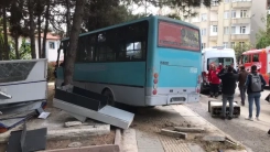 Öğrencileri taşıyan araç parka daldı