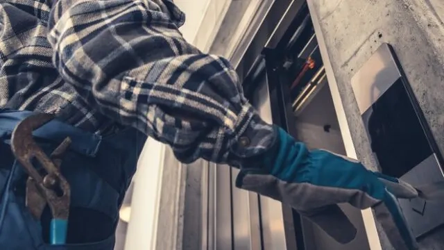 Asansörde nefessiz kalan yaşlı adam hayatını kaybetti