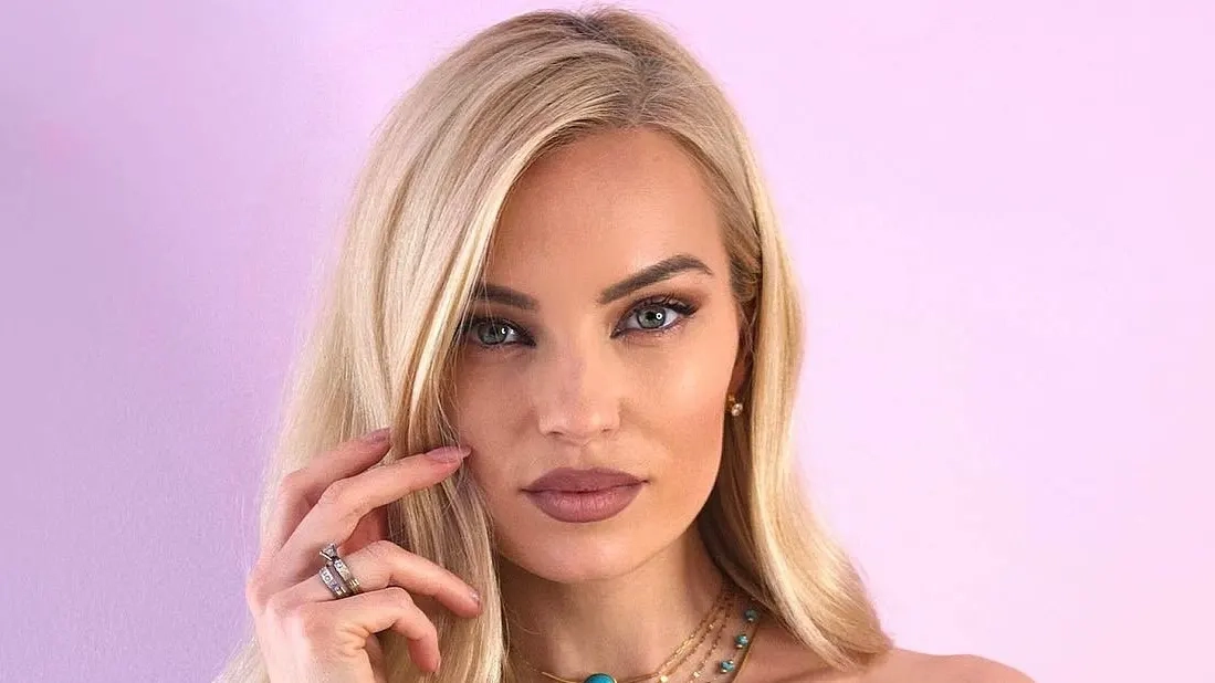 Model Julia Nova bile Atina'da ırkçılığa maruz kalmış!