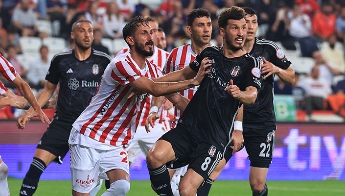 Beşiktaş, öne geçtiği maçta Antalyaspor'a 3-2 yenildi