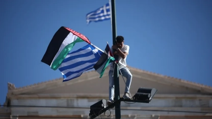 Atina'da Yunan bayrağının yanına Filistin bayrağı asan gösterici gözaltına alındı