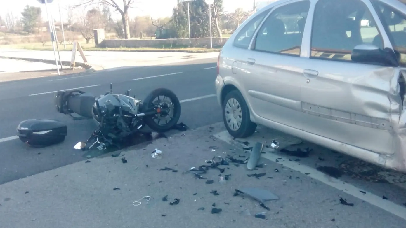 Otomobille motosiklet çarpıştı: 2 ölü