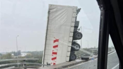 Τρομακτικό τροχαίο: Νταλίκα έπεσε από γέφυρα