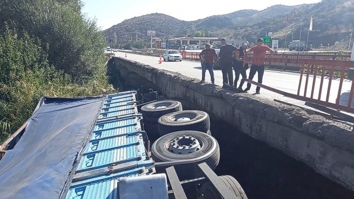 Kaygan yoldaki kamyon köprüden düştü!