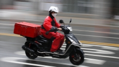 Αυτοκίνητο παραβίασε STOP και παρέσυρε ντελιβερά