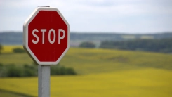 Trafik işaretine uymayan otomobil teslimatçıya çarptı