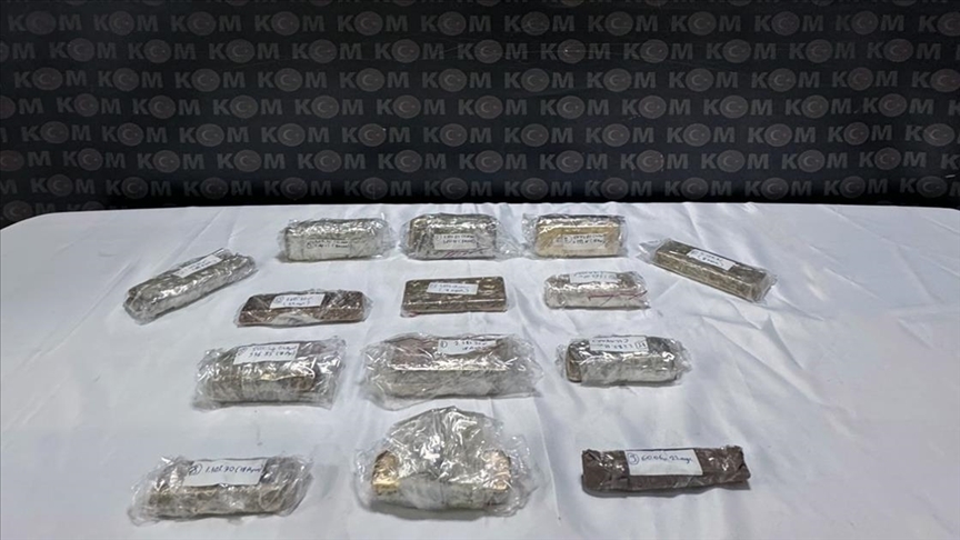 25 kilo altın ile gümrükte yakalandı