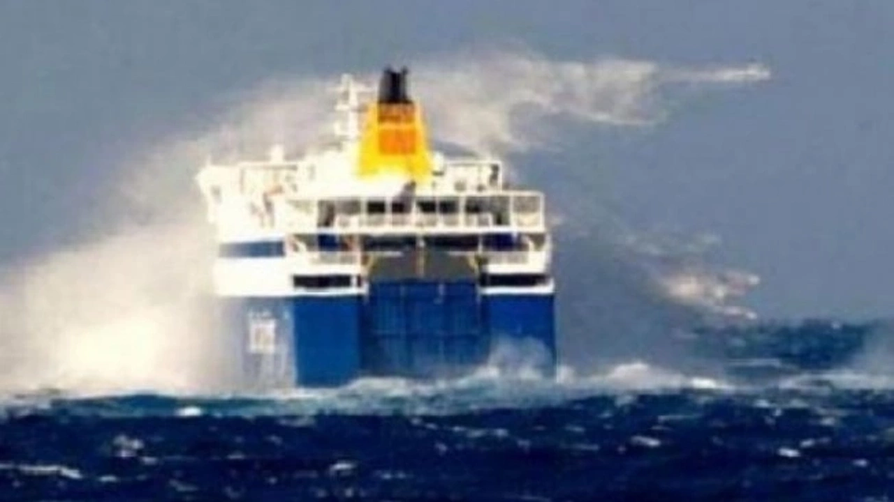 Fırtına nedeniyle gemi seferleri iptal edildi, 42 kişi otobüste mahsur kaldı