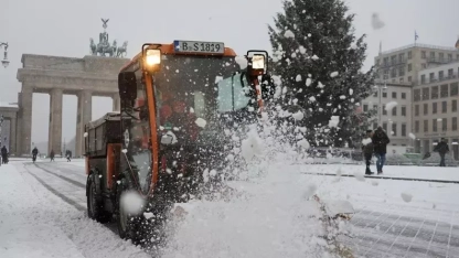 Almanya’da kar ve soğuk hava hayatı olumsuz etkiliyor