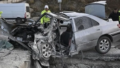 Otomobil direğe çarptı: 4 ölü