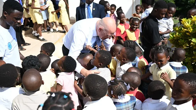 Dendias, Gana'nın Tema kentindeki Yunan okulunu ziyaret etti