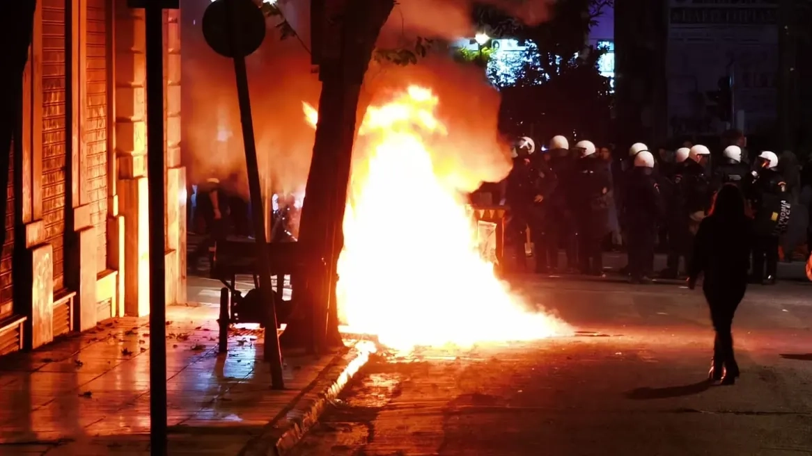Atina'da 2008'de polisin öldürdüğü genci anma yürüyüşü olaylı sona erdi