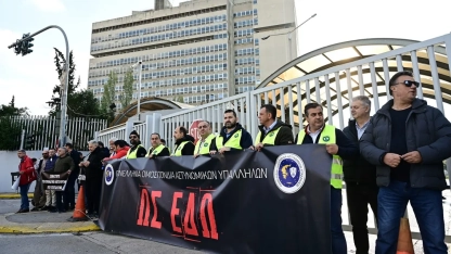 Polisler, bir holiganın meslektaşlarına saldırmasını protesto etti