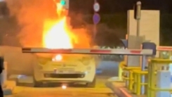 Αυτοκίνητο πήρε φωτιά έξω από εμπορικό κέντρο