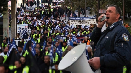 Atina'da polis, itfaiye ve sahil güvenlik personeli eylem yaptı