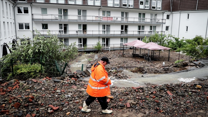 Almanya'da şiddetli yağışlar ve su baskınları sebebiyle insanlar evlerinden tahliye edildi
