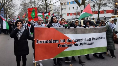 İsrail aleyhine slogan atan Türk kadına Alman polisinden müdahale