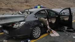 Otomobil bariyere saplandı: 1 ölü, 1 yaralı