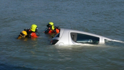 28 yaşındaki adam arabasıyla denize düştü