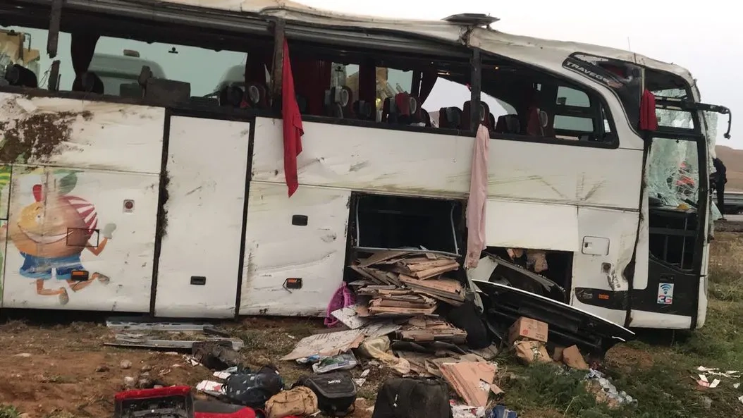 Katliam gibi kaza! Yolcu otobüsü devrildi: 9 ölü