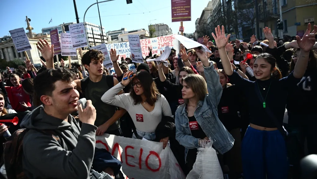 Atina’da öğrenciler özel üniversitelere karşı protesto düzenledi