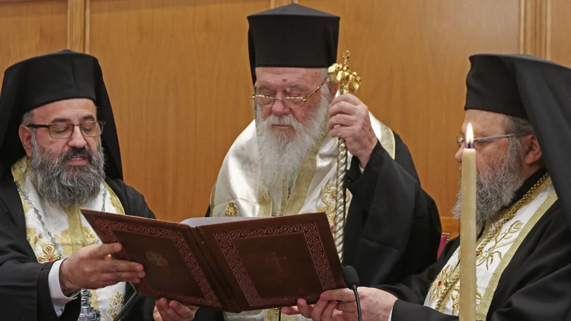 Yunanistan'da kilise eşcinsel çiftler için planlanan yasal düzenlemeye karşı çıktı