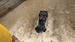 Taşan derede ters dönen aracının üstünde 15 saat mahsur kaldı