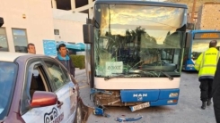 Λεωφορείο έπεσε πάνω σε σταθμευμένα ταξί 