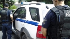 Χειροπέδες στους δύο που ανατίναξαν όχημα αστυνομικού