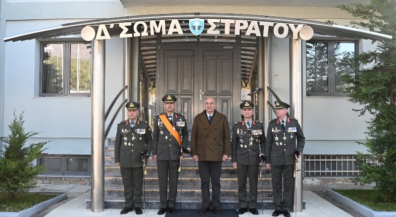 Dendias, ordu mensupları için Trakya'da ve Doğu Ege'de konut yapılacağını söyledi