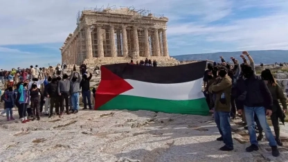 Atina'da tarihi Akropolis Tapınağı ve Meçhul Asker Anıtı'nda Filistin bayrağı açıldı