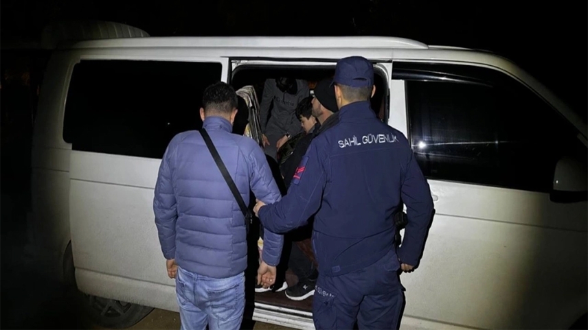 16 düzensiz göçmen ve 1 insan kaçakçısı yakalandı