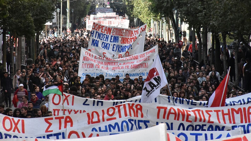 Öğrenciler özel üniversitelere karşı protesto düzenledi
