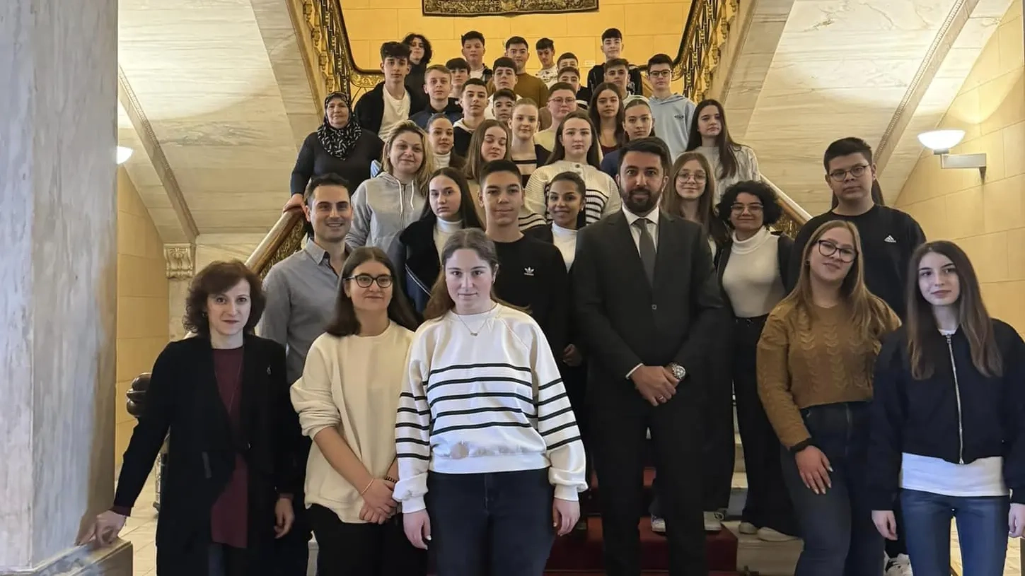 Özgür Ferhat mecliste Yassıköy Ortaokulu öğrencilerini ağırladı