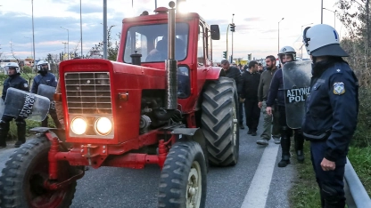 Kuzey Makedonya sınırını kapatmak isteyen çiftçilere polis müdahale etti