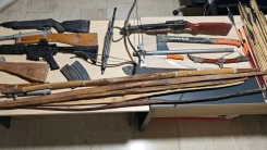 Yeraltında yaşayan aile silah yasalarını ihlalden tutuklandı