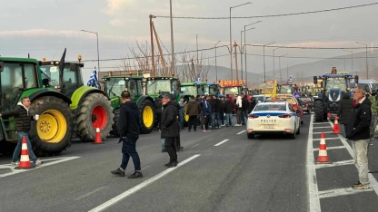 Çiftçiler traktörlerle Atina yolunda