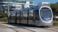 Tren raylarının üzerine park ederek kahve içmeye gitti