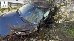 Şok edici kaza: Kontrolden çıkan otomobil önüne çıkanı sürükledi