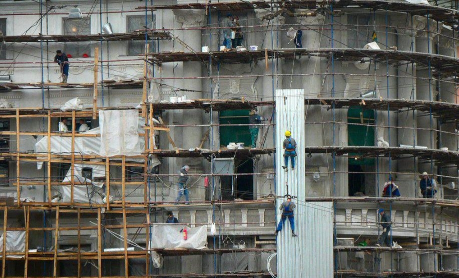 İş kazası: 54 yaşındaki inşaat işçisi düşerek öldü