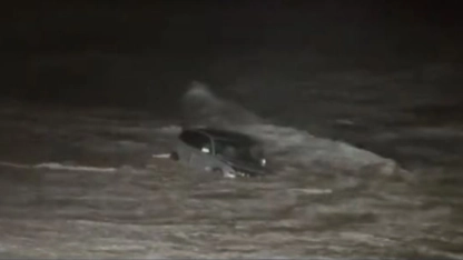 Polisten kaçmak için arabasıyla denize uçtu