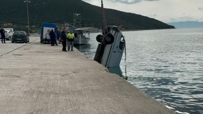 Arabasıyla denize uçan adam boğularak can verdi